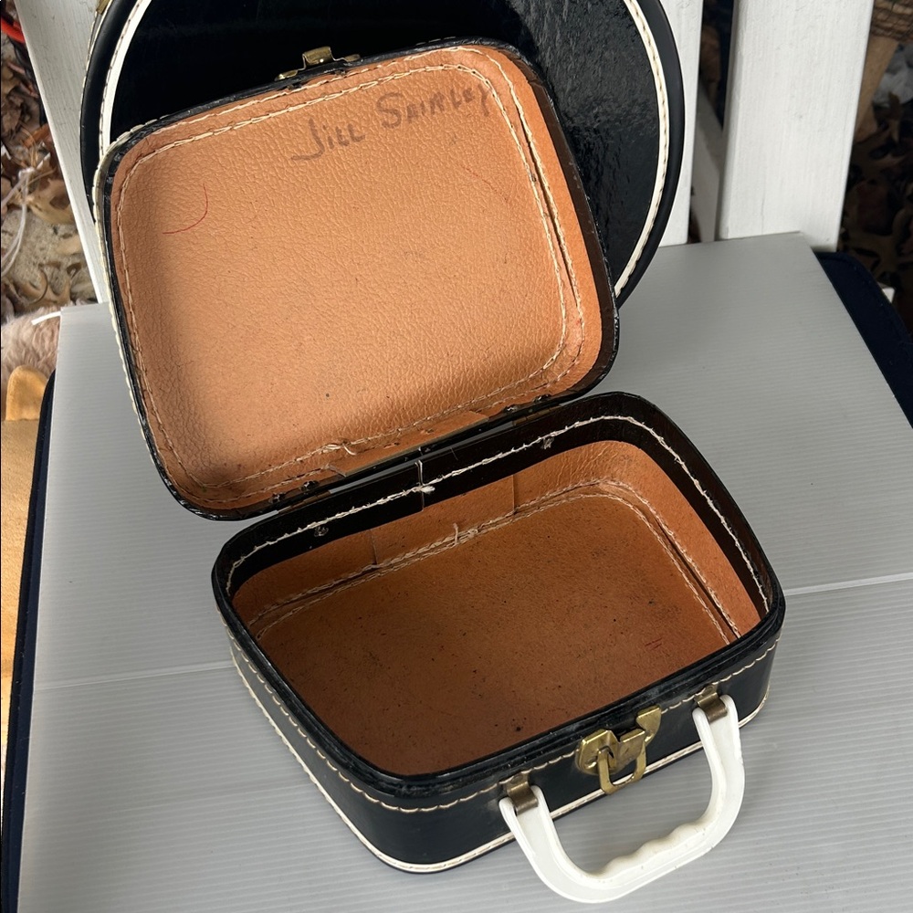Vintage Black and White Travel Bag Set - Picture 8 of 14